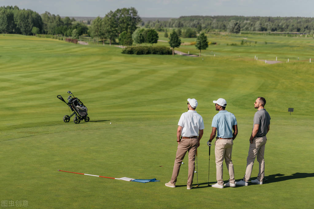 "高尔夫"是golf的音译,由四个英文词汇的首字母缩写构成.