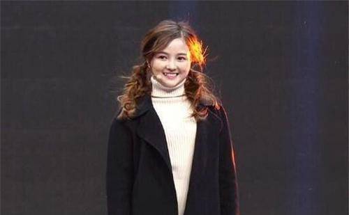 1米3"袖珍女孩"放弃治疗供弟上学,年入百万拒绝给弟弟买房_黄韵怡
