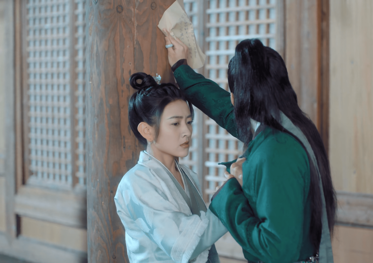 《雁归西窗月》角色穿着臃肿,梁洁一边演,一边吹"仙气