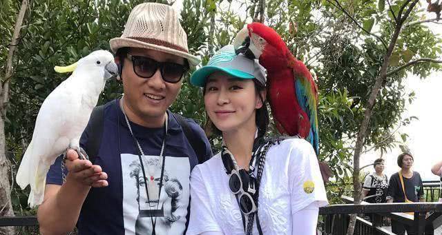 房子斌和杨雨婷在大学时候就是恋人了,当年两人可是裸婚的,婚房都是租