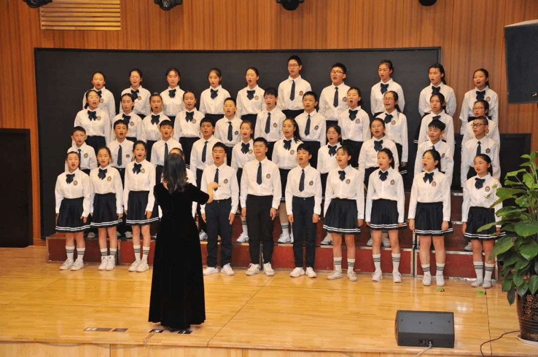 渝南田家炳中学表彰获市级合唱比赛一等奖师生
