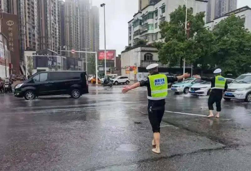 点赞!衡阳交警大雨中赤脚指挥交通2个半小时,双脚浮肿