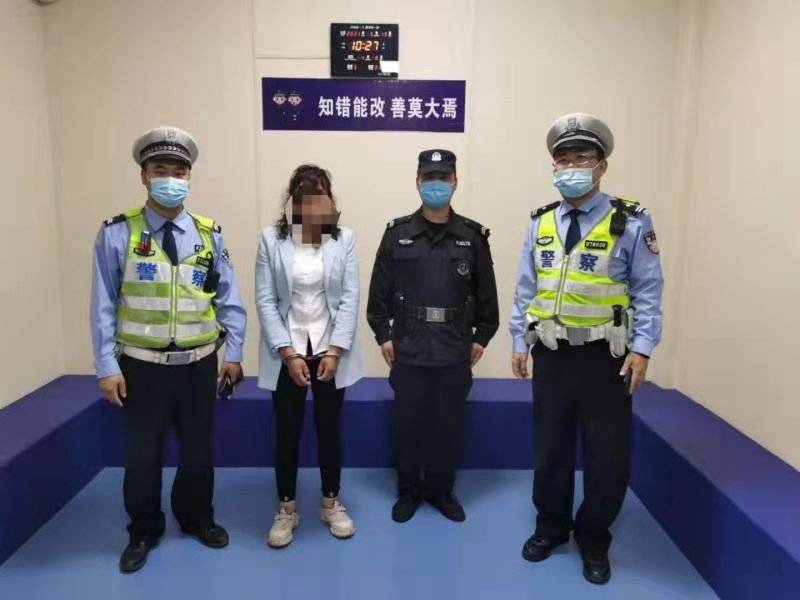 女老赖拒不出示证件火眼民警细查原是逃犯