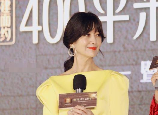 66岁赵雅芝近照优雅冻龄,生图曝光她真实状态,脸部僵硬皮肤松弛