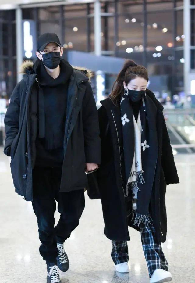 经超夫妇恩爱秀不停!经超穿羽绒服高大帅气,40岁李琳变小娇妻?