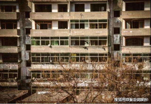 原创山东恐怖烂尾楼:杂草疯长,废料遍地,却成了流浪汉的豪宅