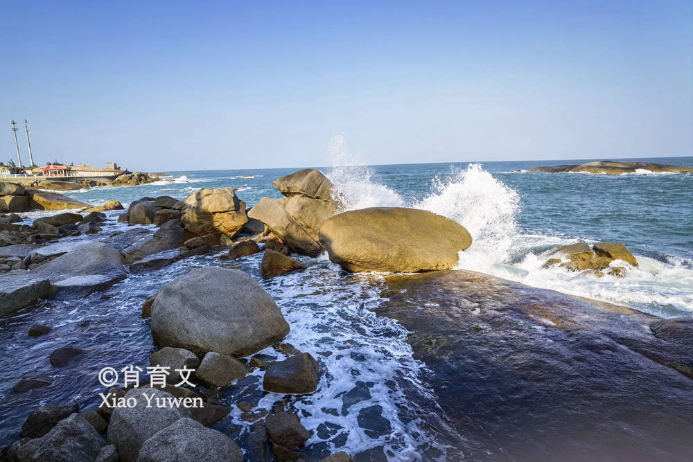 汕尾红海湾遮浪半岛一边巨浪滔天一边风平浪静天蓝海也蓝