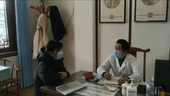 专家团进行免费咨询他就是山东省名中医王光辉教授他的门诊号一票难求