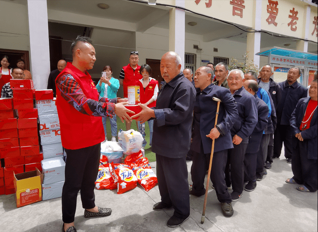 西安市心连心志愿者协会关爱柞水孤寡老人系列公益活动第二站