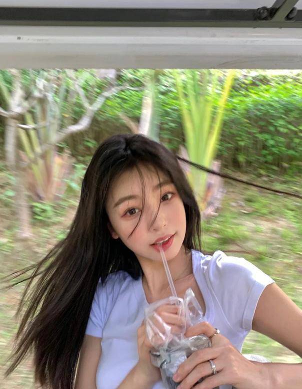 国产初恋女神,颜值令人心动,双腿像特效,让人不淡定,身材太撩