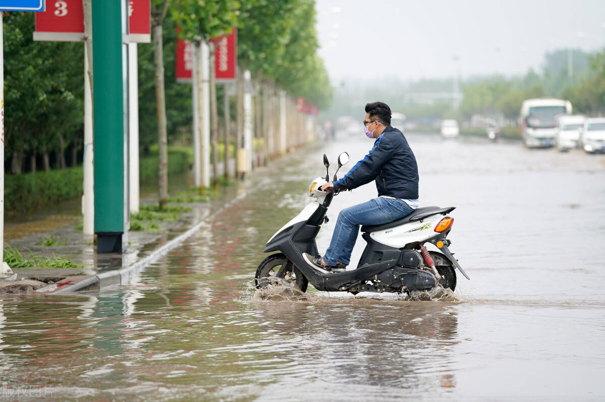 雨天骑电动车,肯定是需要挡雨的!