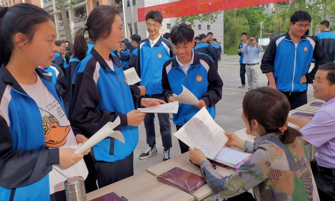 枣庄市第二中学成立心理俱乐部 开展现场心理辅导