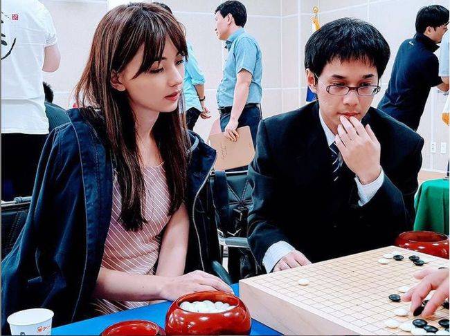 千年一遇美女黑嘉嘉27岁生日近照俏皮感十足神级美貌下降明显