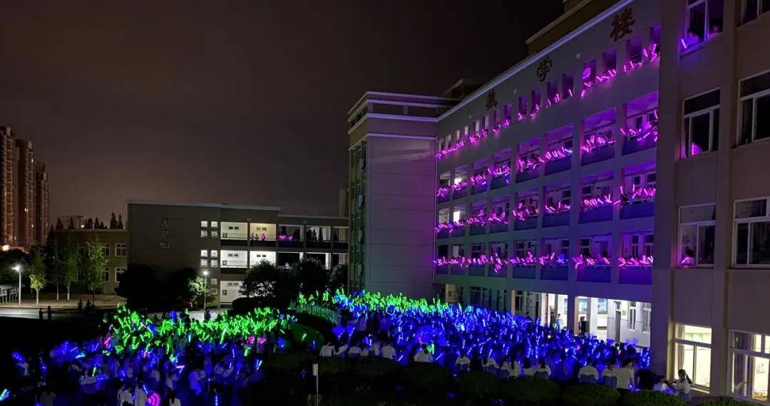 浙江杜桥中学喊楼引发网友热议2000余名少年为高三学子唱werock