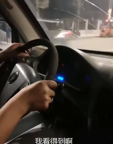 四川南充女司机夜间行驶,男子坐副驾让她开灯,女子:我