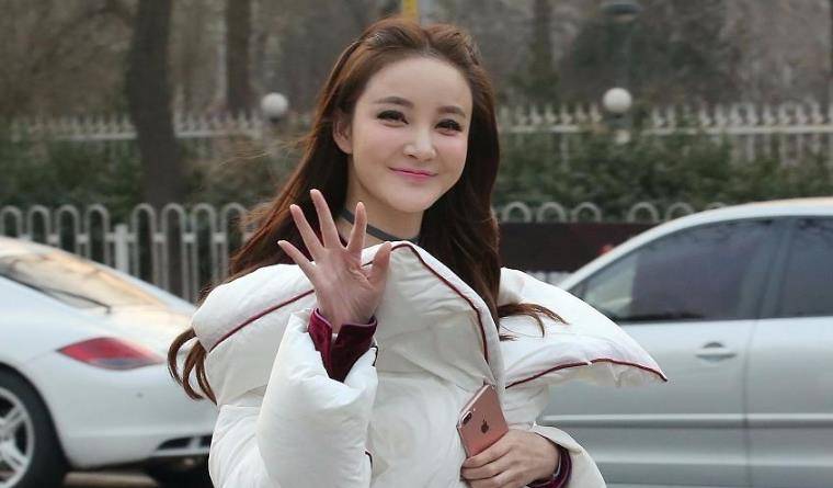 刘雨欣为女庆生,母女俩同款锥子脸像复制粘贴,走出离婚阴霾获新生