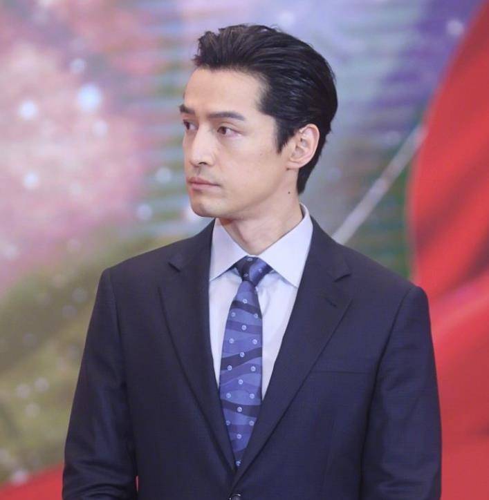 扎着背头的造型设计令人欲罢不能,胡歌参加活动大部分全是大背头发型