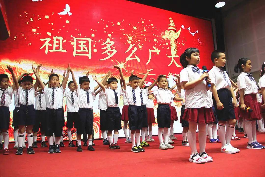 满怀激情,高声赞美 从小爷爷对我说,吃水不忘挖井人; 从小老师教我唱