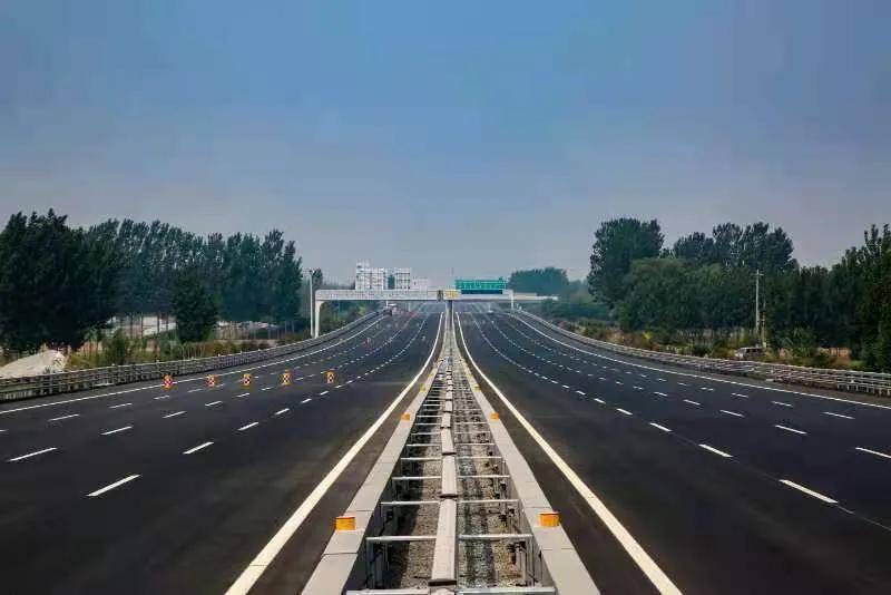 黄骅港集疏运体系的主要通道,替代原荣乌高速公路穿越雄安新区段的