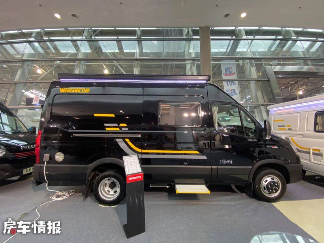 老两口都喜欢的b型房车,前方客厅后方大厨房,到哪儿都