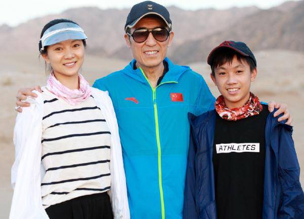 我们也可以从陈婷的家庭照片中感受到五口之家的幸福,祝一家人永远