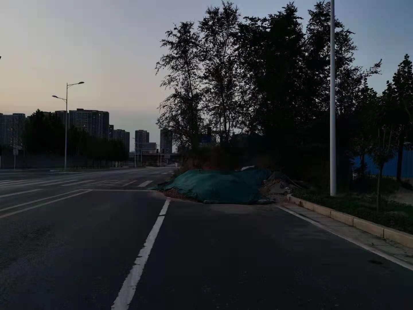 郑州市二七新城灵山路02道路中间横一碉堡群0202骑行人纷纷陷落