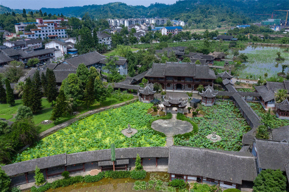 荷花山庄景区位于大足区宝顶镇,是一个以荷花为标志,荷莲文化为内涵的