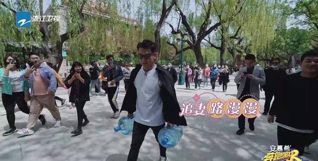 《奔跑吧》兄弟团制造浪漫,郑恺撕下苗苗名牌,甜蜜拥抱