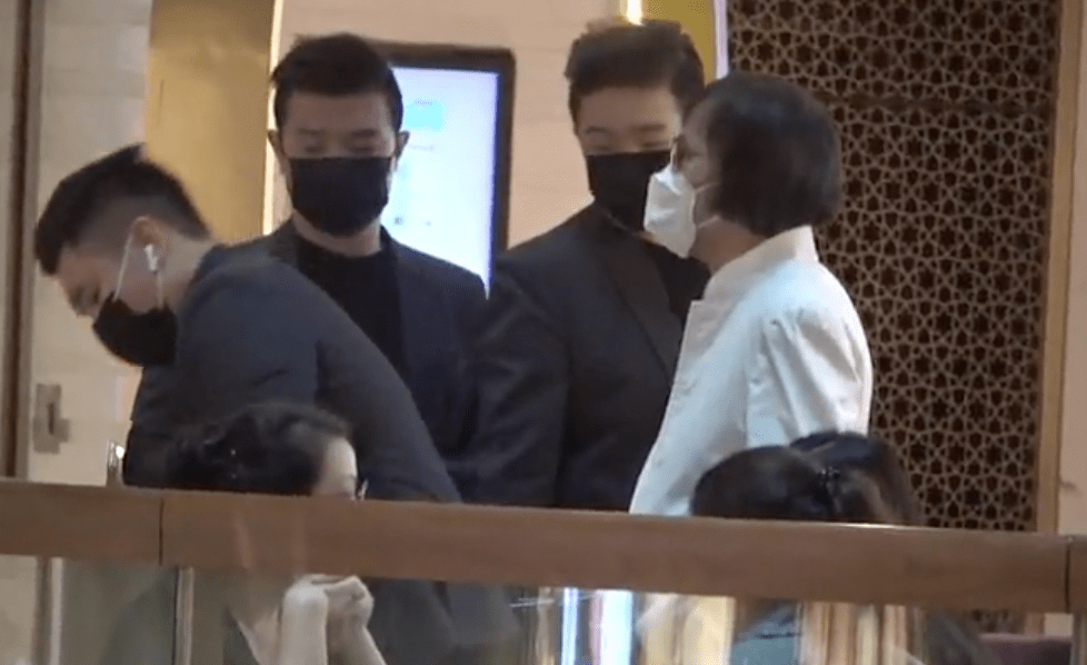 原创63岁郭永鸿带六保镖用餐排场大,消毒座椅确保卫生,返港后已发福