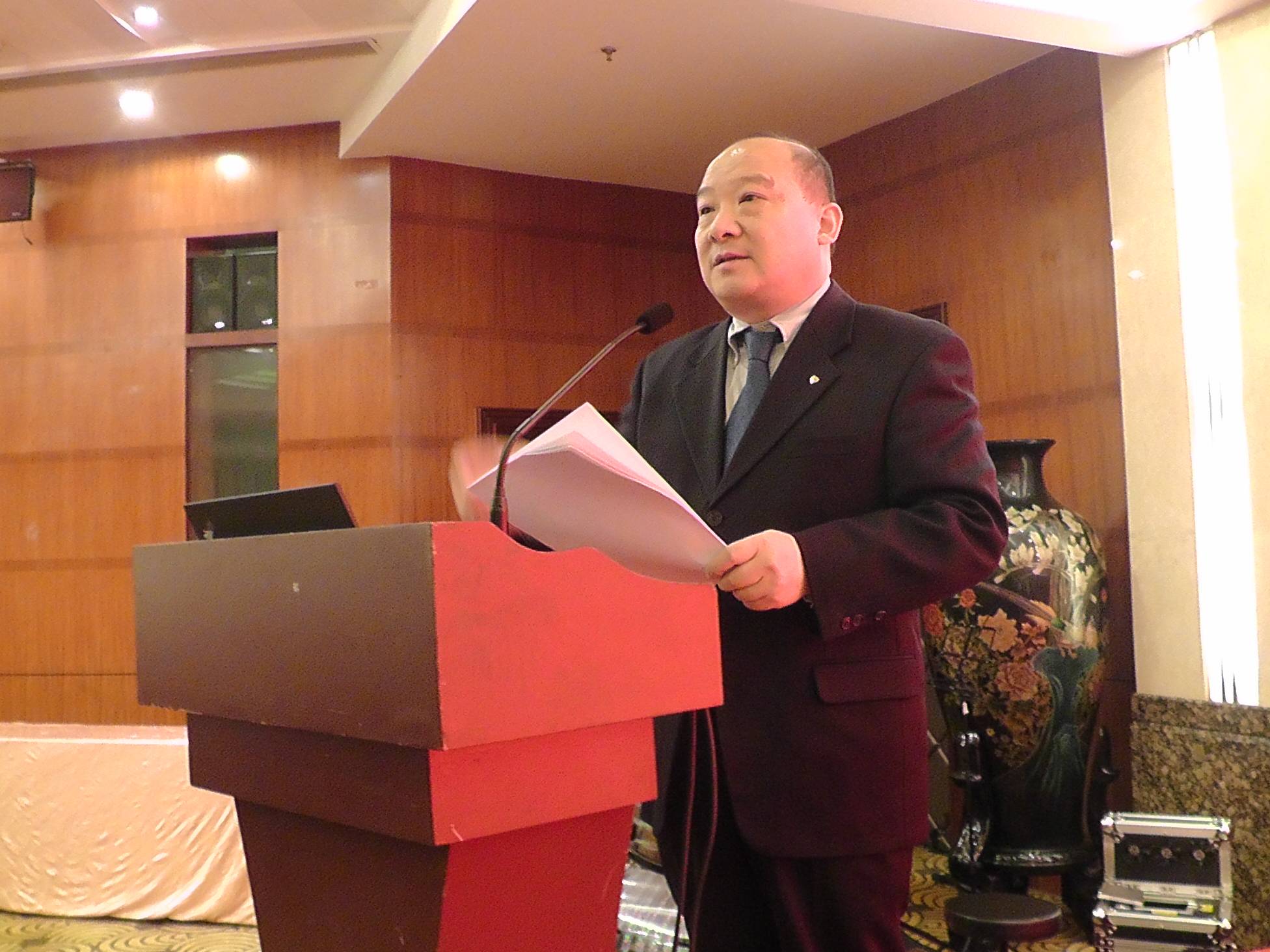 中国人民大学重阳学院研究员李毅教授在促进利辛县经济发展论坛上做