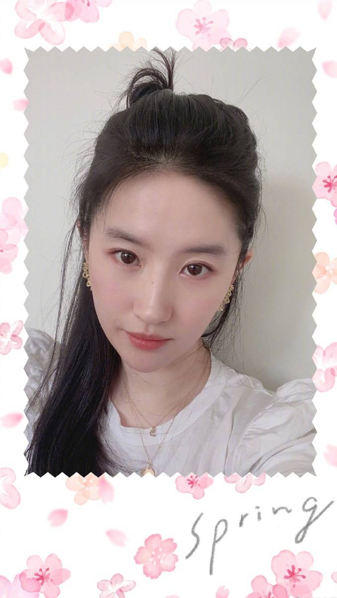 刘亦菲素颜自拍少女感十足网友终于不是死亡角度的直男自拍了