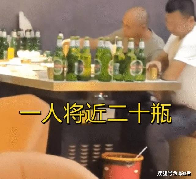 原创湖南2名男子吃自助餐喝掉40瓶啤酒,桌上摆满酒瓶,老板直呼亏大了