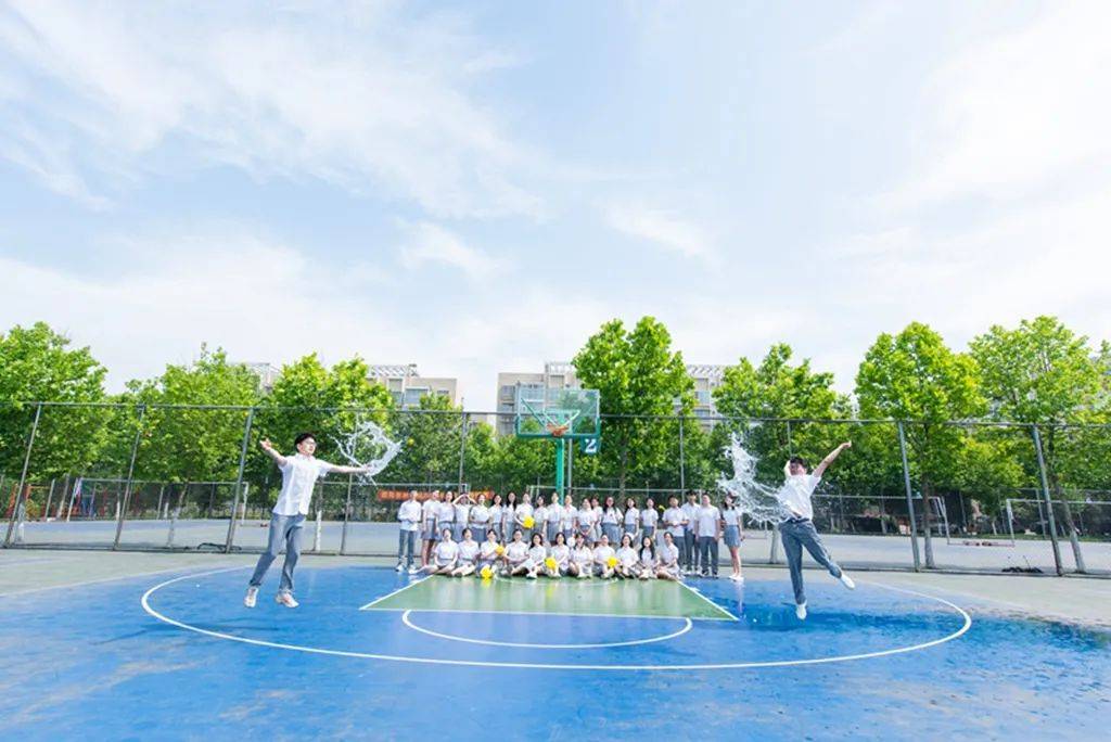 夏日的风吹过   我们永远记得   记得篮球场欢呼雀跃   图书馆里书