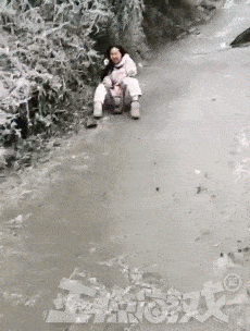 搞笑gif;玩归玩,妹子记得看路啊!