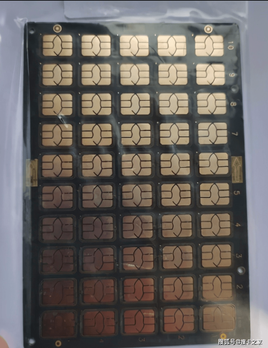 小卡:也就是三切卡中最小的那一款,尺寸为nanosim卡(迷你卡)外观一样