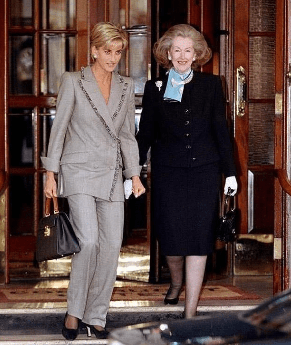 戴安娜罕见男装照,比查尔斯帅,她是英王室首位穿裤子赴宴的女人