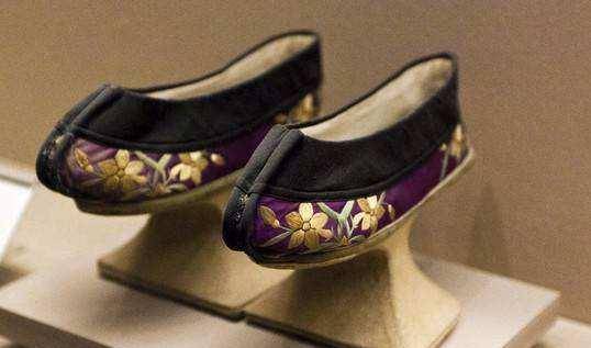 明代的高跟鞋十分盛行,但是这种盛行也仅仅局限于在贵族阶层.