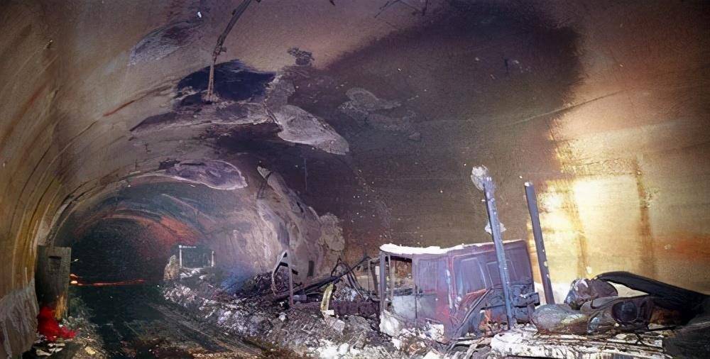 勃朗峰隧道大火:1000摄氏度高温53小时烘烤,38人在隧道绝望死去