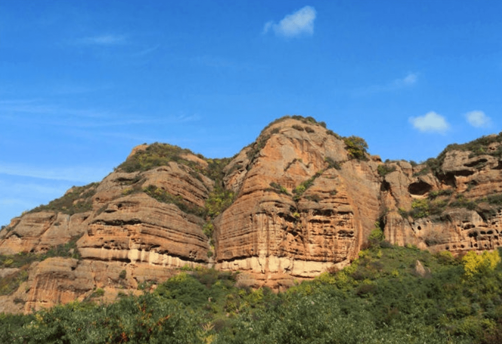 就让小编我带大家领略一个宁夏的小众景区——火石寨.