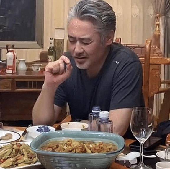 深受青年中老年人的喜爱,在我们家,也是非常的喜欢吴秀波,而我的妈妈