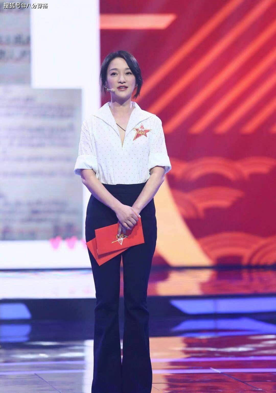 周迅穿搭真随意,无袖印花上衣配阔腿裤清凉舒适,和普通人没差别