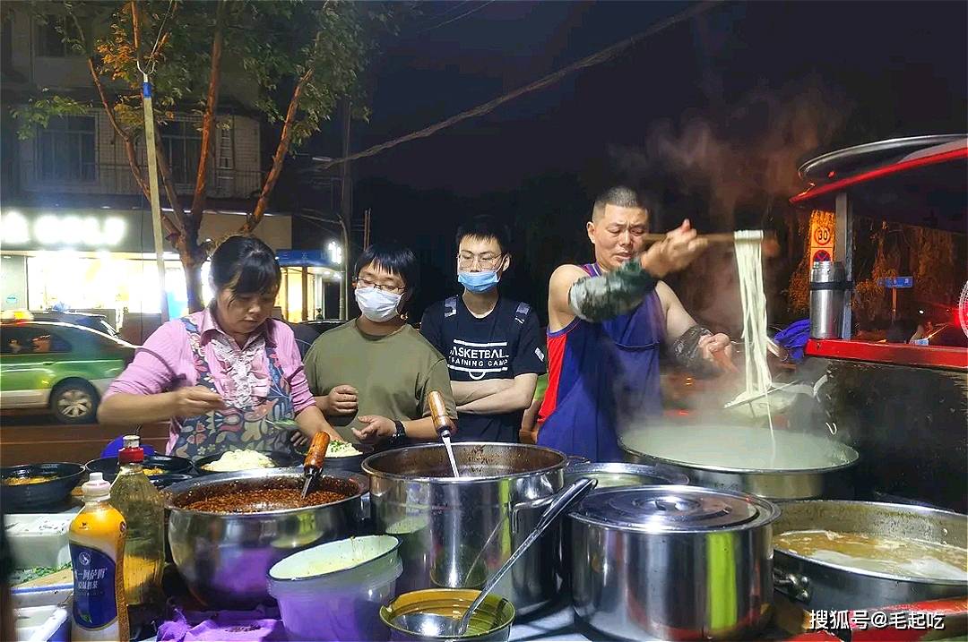 会移动的面馆?成都著名的"三轮车面馆",卤肉面太巴适!