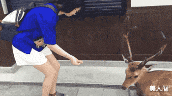 gif搞笑趣图:被男友这么拖着走,女孩撕喊路人默然而过