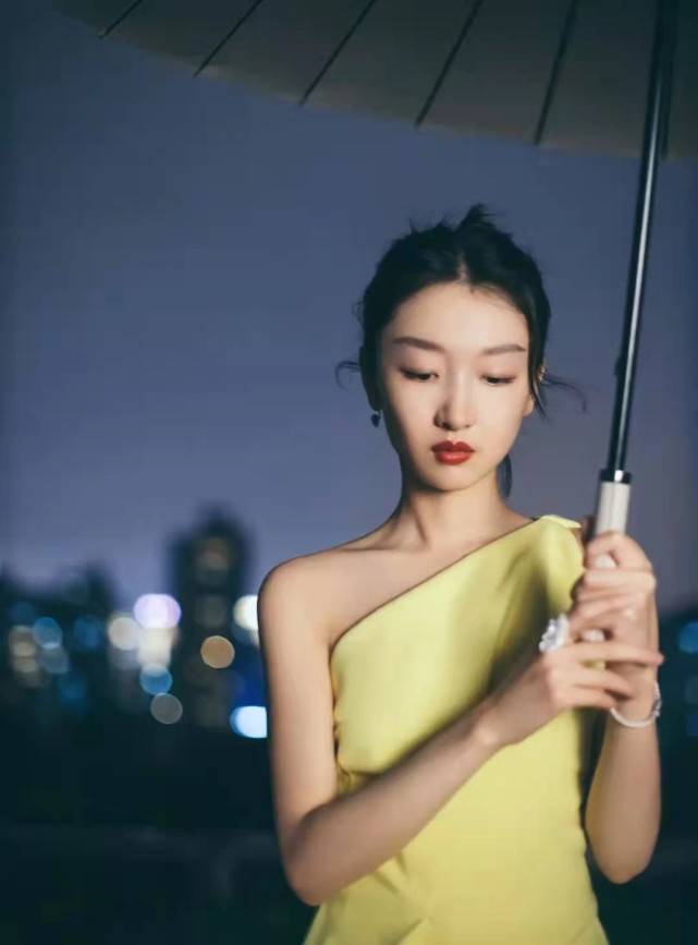 原创周冬雨官宣名表新代言!穿挂脖露腰装排面大,青涩小妞变霸气女王