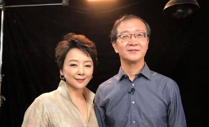 张瑜说服不了张建亚去美国,张建亚也说服不了张瑜回国,张瑜希望能在
