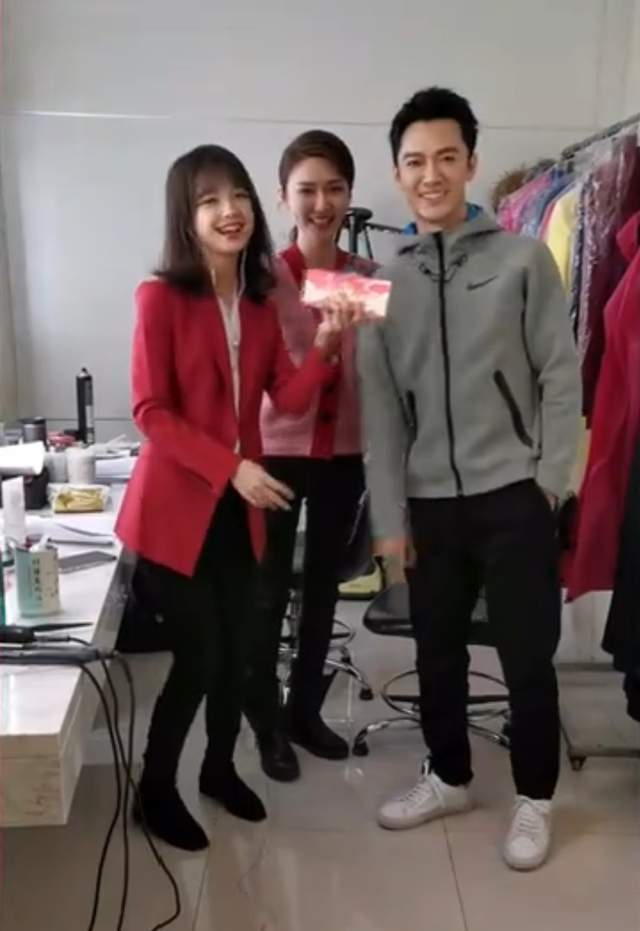 王冰冰首次红毯主持,婚纱礼服配张韬黑西装,两人太配被误认结婚
