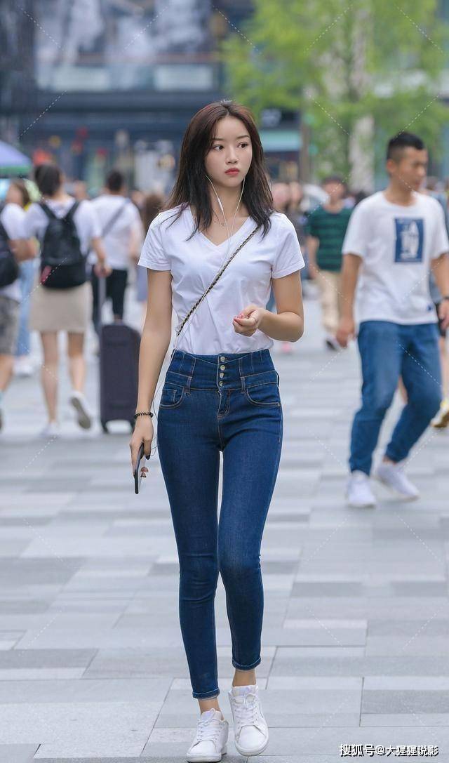原创街拍:矮个子小姐姐低腰裤和v领衬衣,小姑娘这样穿,整洁又显高