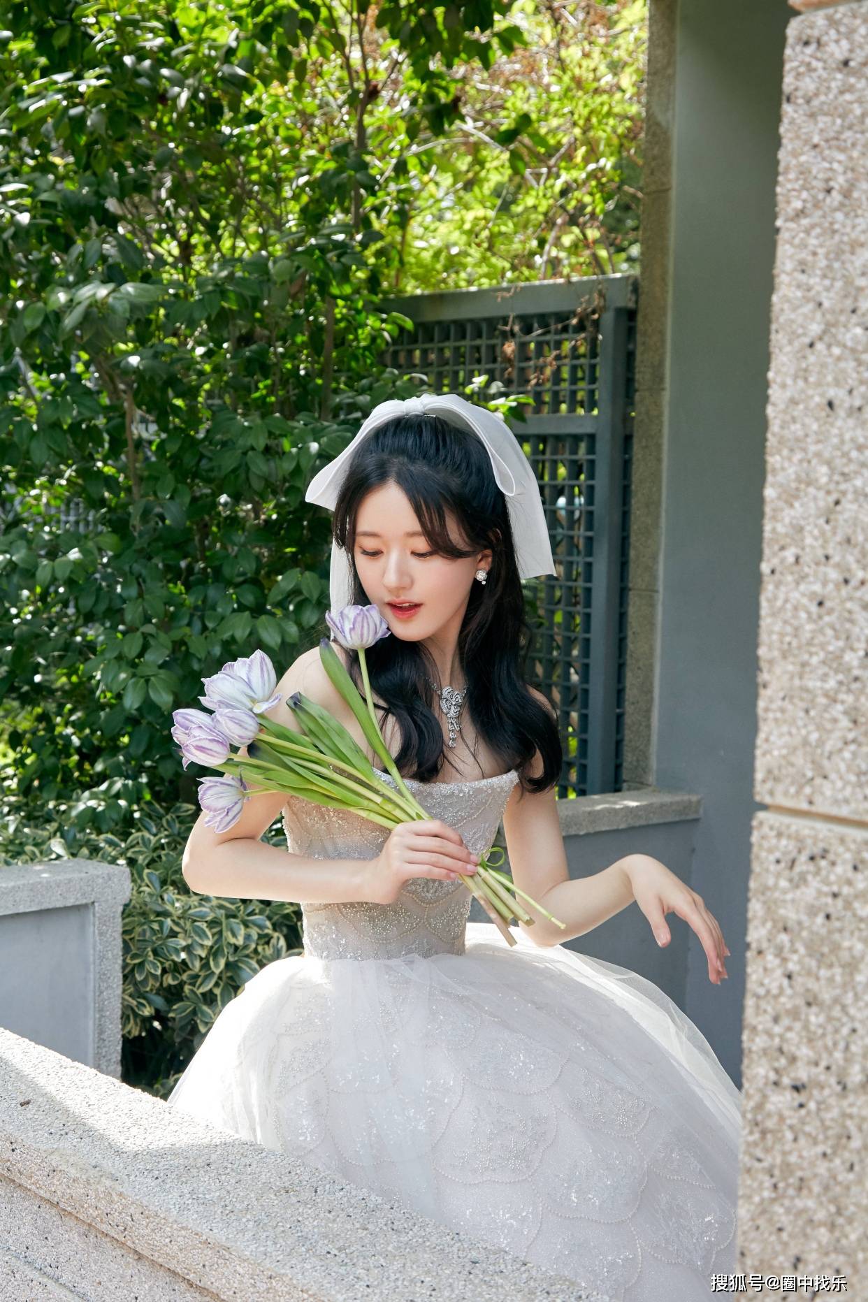 赵露思生图与精修无差别,穿白色纱裙又甜又美,实力演绎在逃公主