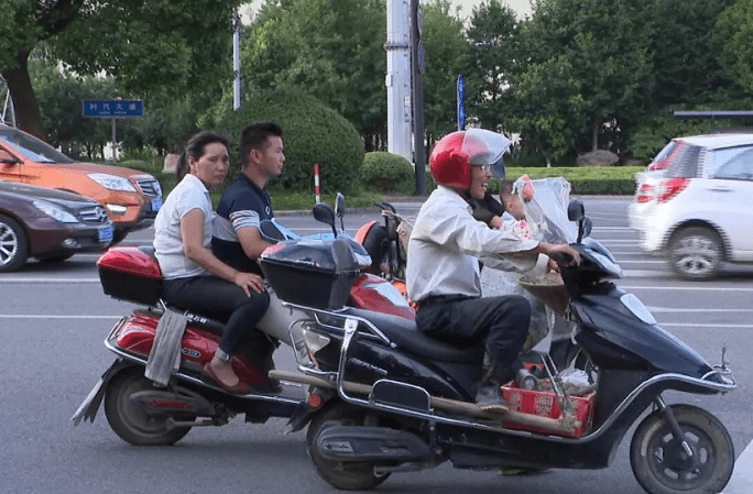 电动车安装遮阳伞为夏季降温,却属于违规?到底能不能安装惹争议