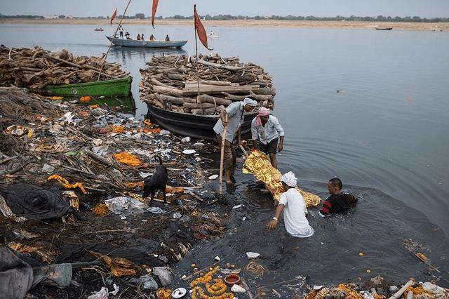 原创充满垃圾,遗骸的恒河,为什么印度人敢直接喝,是他们进化了吗?